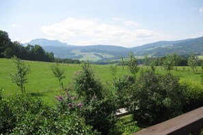 A rural landscape with a view of rolling hills and a clear sky. - Holiday apartment in Anger with swimming pool (Anger)