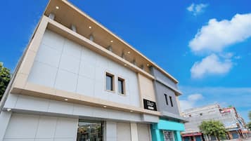 Un bâtiment moderne doté d’un toit plat, de grandes fenêtres et d’une façade avec une enseigne.