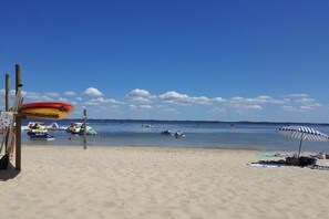 A beach with clear skies, a sandy shore, and several boats in the water. - Holiday home with 2 bedrooms (Biscarrosse)