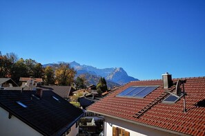 Een woonwijk met huizen met schuine daken en zonnepanelen.