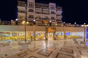 Un hotel con varias zonas de comedor, un bar y un restaurante con vistas.