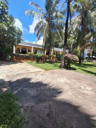 Exclusive Tropical Escape | Comfort Meets Coastal Charm. 5 Minutes to the beach.