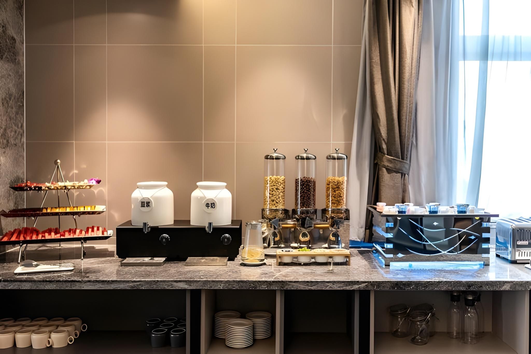 Una zona de cocina con equipo para preparar café, frascos de granos de café y una cafetera.