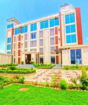 Ảnh chưa phân loại, 2 trong số 32 ảnh, nút