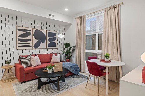 Designer Condo w Parking | Zoo, Museums • Center City