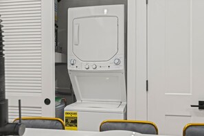 Eine weiße Waschmaschine mit Bedienelementen und einem Hinweis auf Energieeffizienz.
