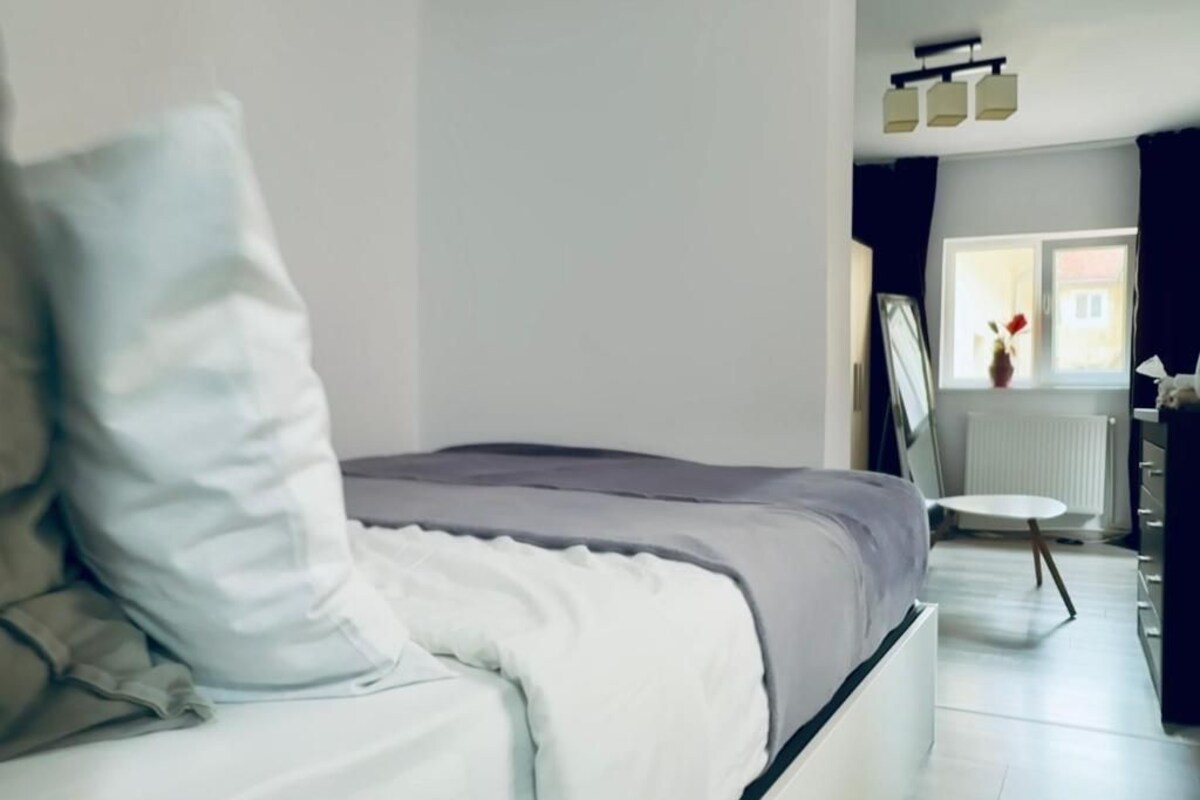 Apartemen, balkon, pemandangan halaman | Setrika/meja setrika dan Wi-Fi gratis