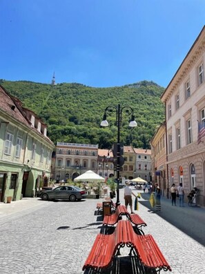 Outdoor dining - Your Home in Medieval Brasov (Brașov)