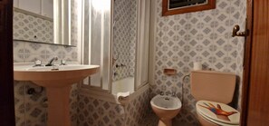 A bathroom with a sink, toilet, and shower. - Apartamento con Espectaculares Vistas (Palma de Mallorca)