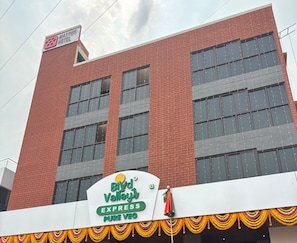 Un edifici amb un cartell del restaurant 'Byd Valley Express Pure Veg'.