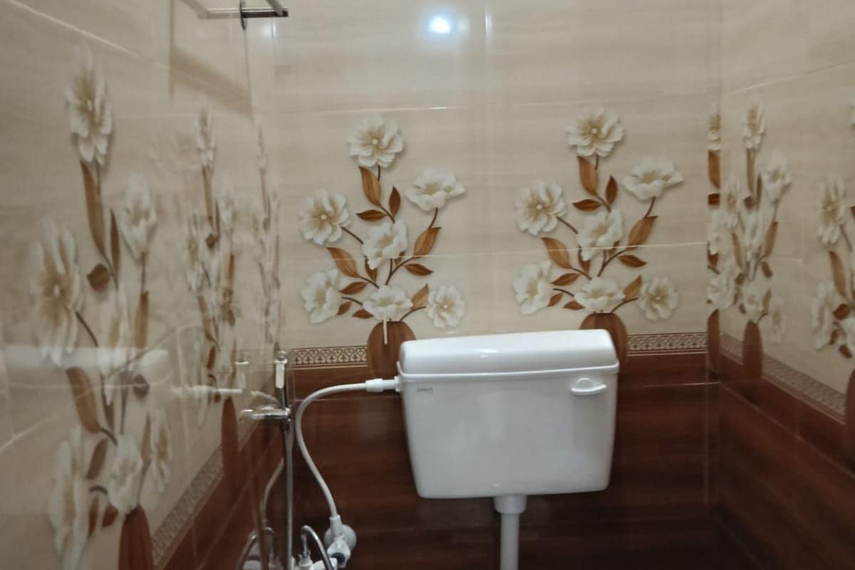 Bồn tắm và buồng tắm vòi sen riêng, khăn tắm, xà phòng, dầu gội 