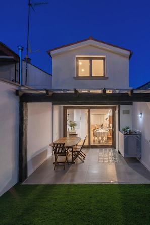 A two-story house with a covered patio area. - An 1800s home in Combarro's historic quarter (Pontevedra)