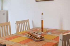 Ett matbord med en rutig duk, en vattenflaska och ett fat med mat.