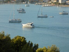 A marina with multiple sailboats and yachts docked. - A2 - Modern apartment with garden, 80m from beach (Vinišće)