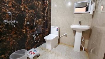 Ein Badezimmer mit Toilette, Bidet und Waschbecken.