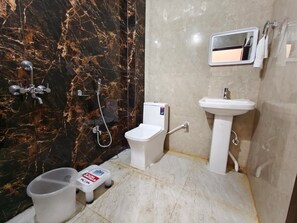 Un baño con inodoro, bidé y lavamanos.