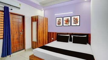 Un dormitorio con una cama, un armario y una puerta.