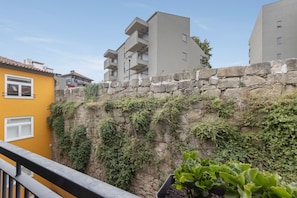 Ein Wohngebäude mit einer Steinschmalseite und einem Balkon.