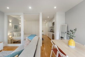 Ein modernes Interieur mit Wohnbereich, Esstisch und Küche.