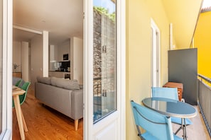 Eine moderne Wohnung mit Wohnzimmer, Küche und Balkon.