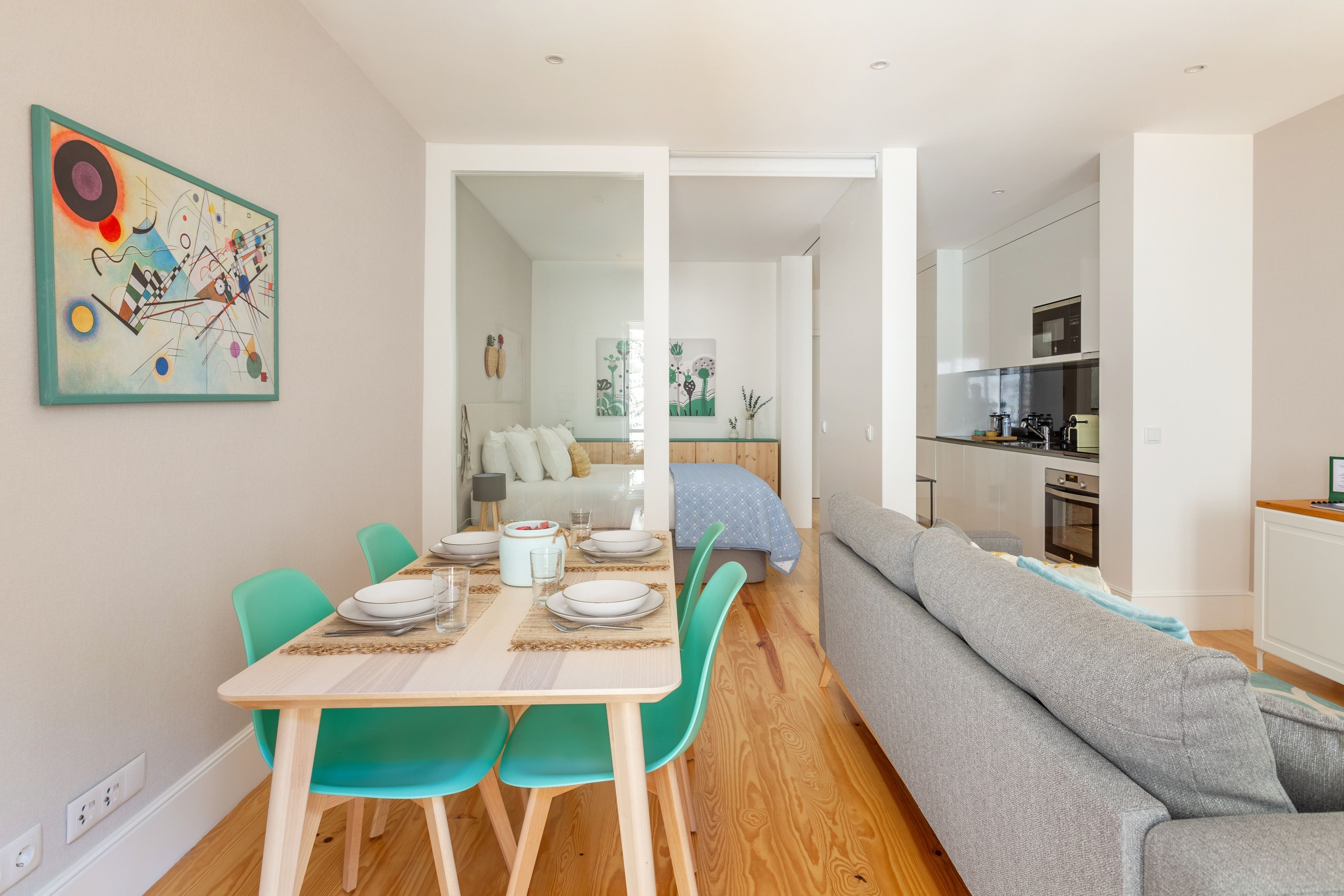 Un apartamento moderno con comedor, sala de estar y cocina.