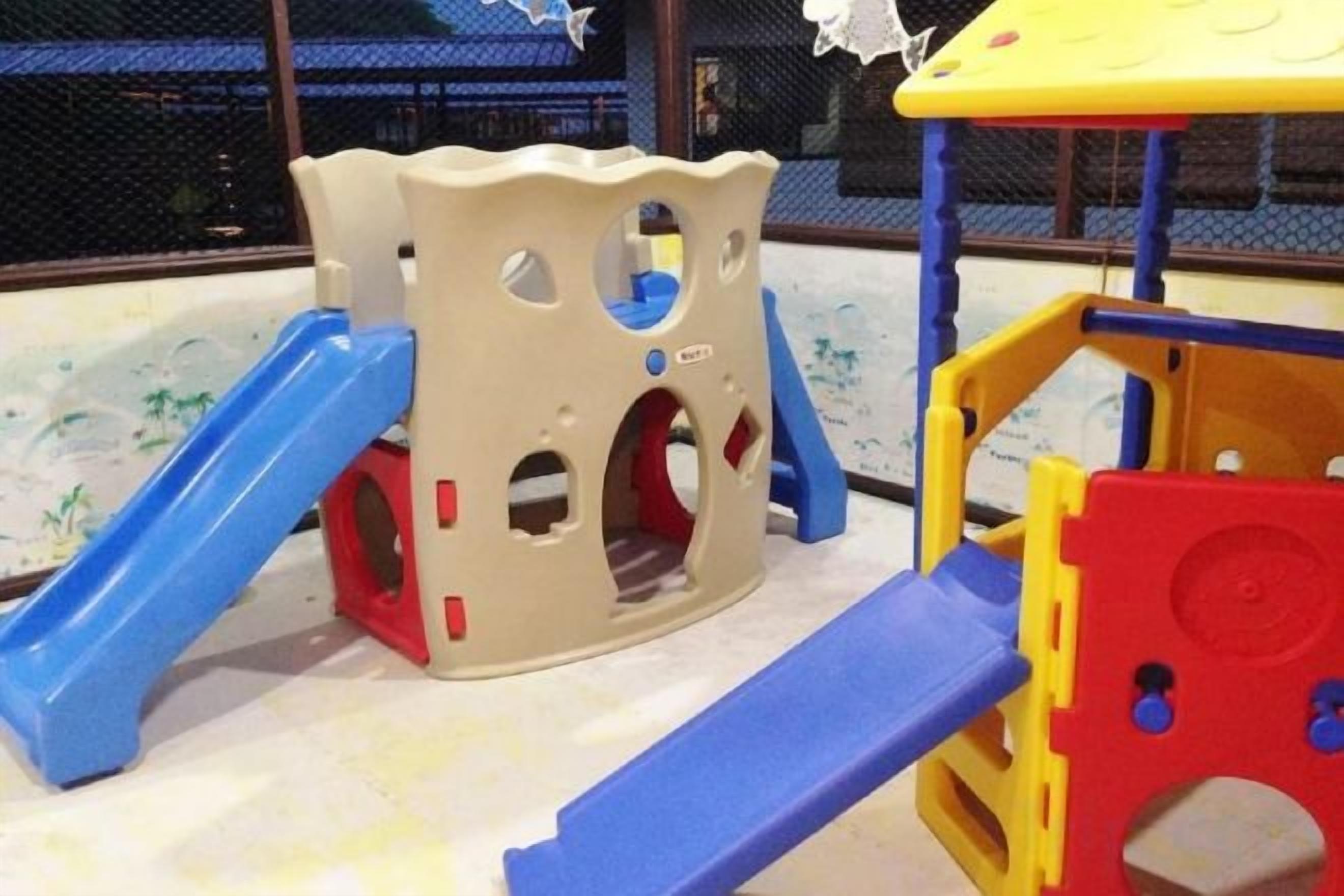 Una estructura de juegos infantiles con toboganes y zonas de escalada.