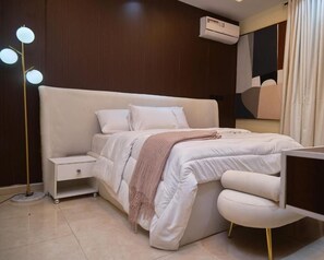 Laptop workspace, soundproofing, iron/ironing board, WiFi (free) - CARPEDIEM SMARTHOME LUXURY APARTMENT (Oba Ile)