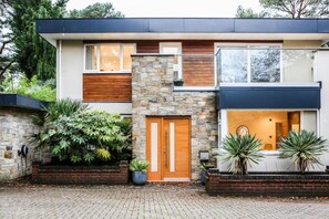 Exterior detail - Luxury6 Bed Villa-HotTub-FootballPitch-DogFriendly (Poole)