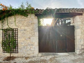 Unclassified image, 5 of 11, button - Le Gite - Chez Alex: Beautifully converted stone barn w/swimming pool. (Saint-Eutrope-de-Born)