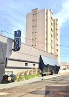 Un edificio de varios pisos con un letrero que dice 'CLINICA CPO'.