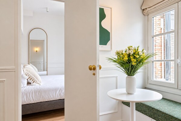 Unclassified image, 1 of 25, button - Exceptional Parisian studio apartment – Mobility lease (Paris)