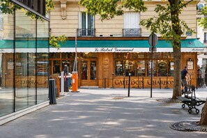 Unclassified image, 5 of 25, button - Exceptional Parisian studio apartment – Mobility lease (Paris)