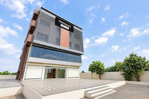 Um edifício moderno com uma placa indicando 'TOWNHOUSE OYO-Serviced'.