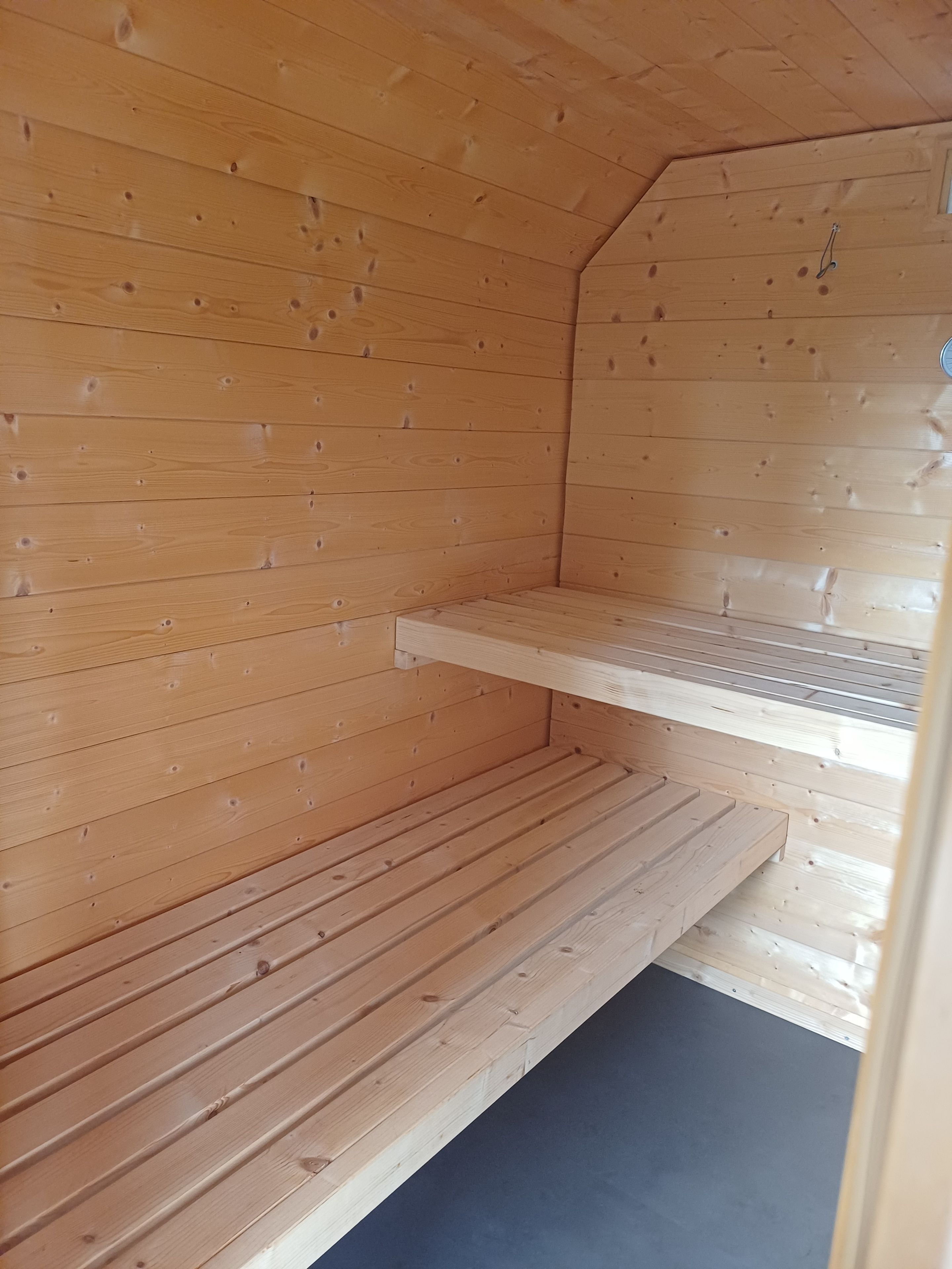 Un intérieur en bois avec des bancs intégrés et un plafond en pente.