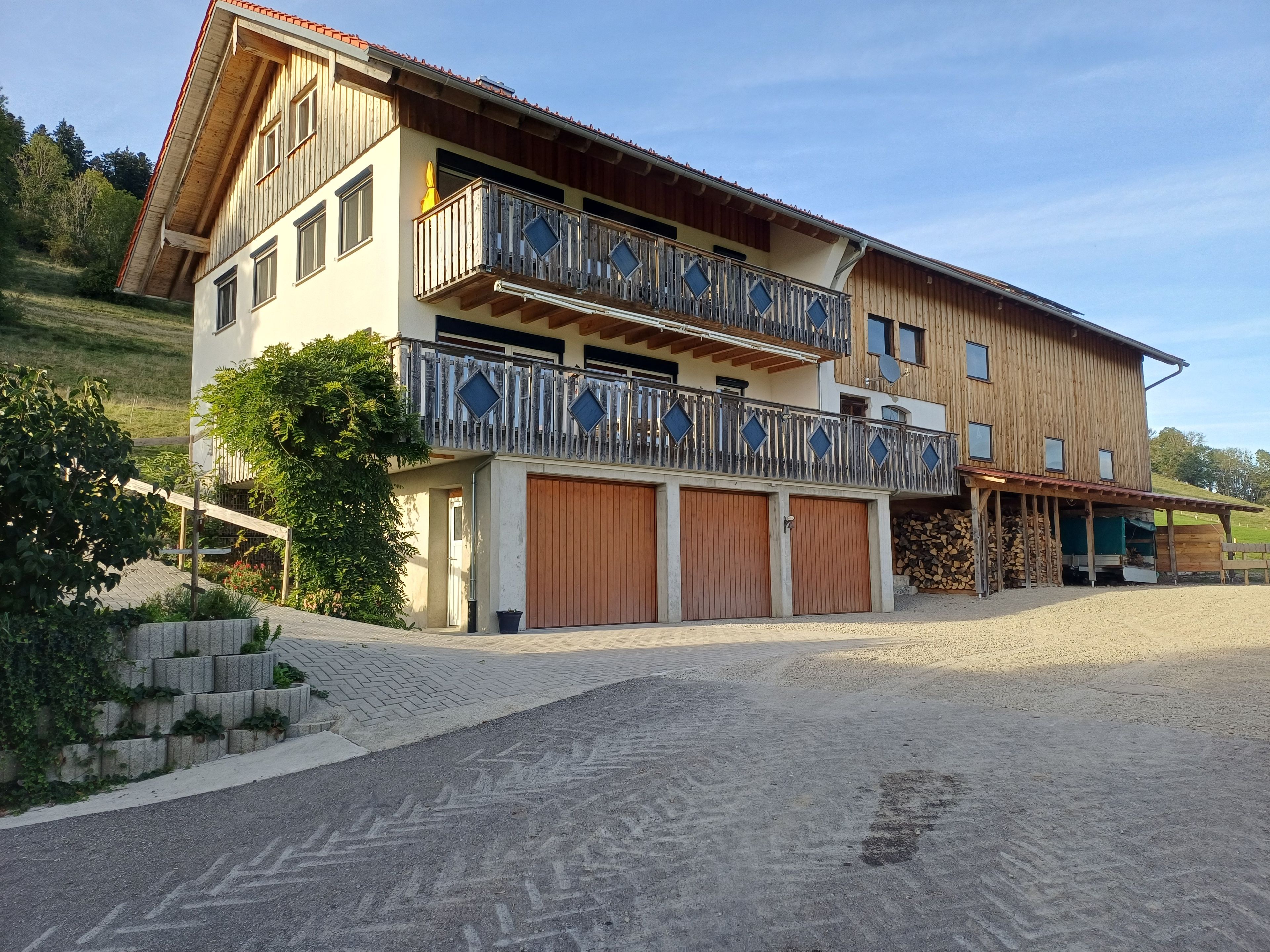 Un bâtiment à deux étages doté d’un balcon, d’un garage et d’une véranda.
