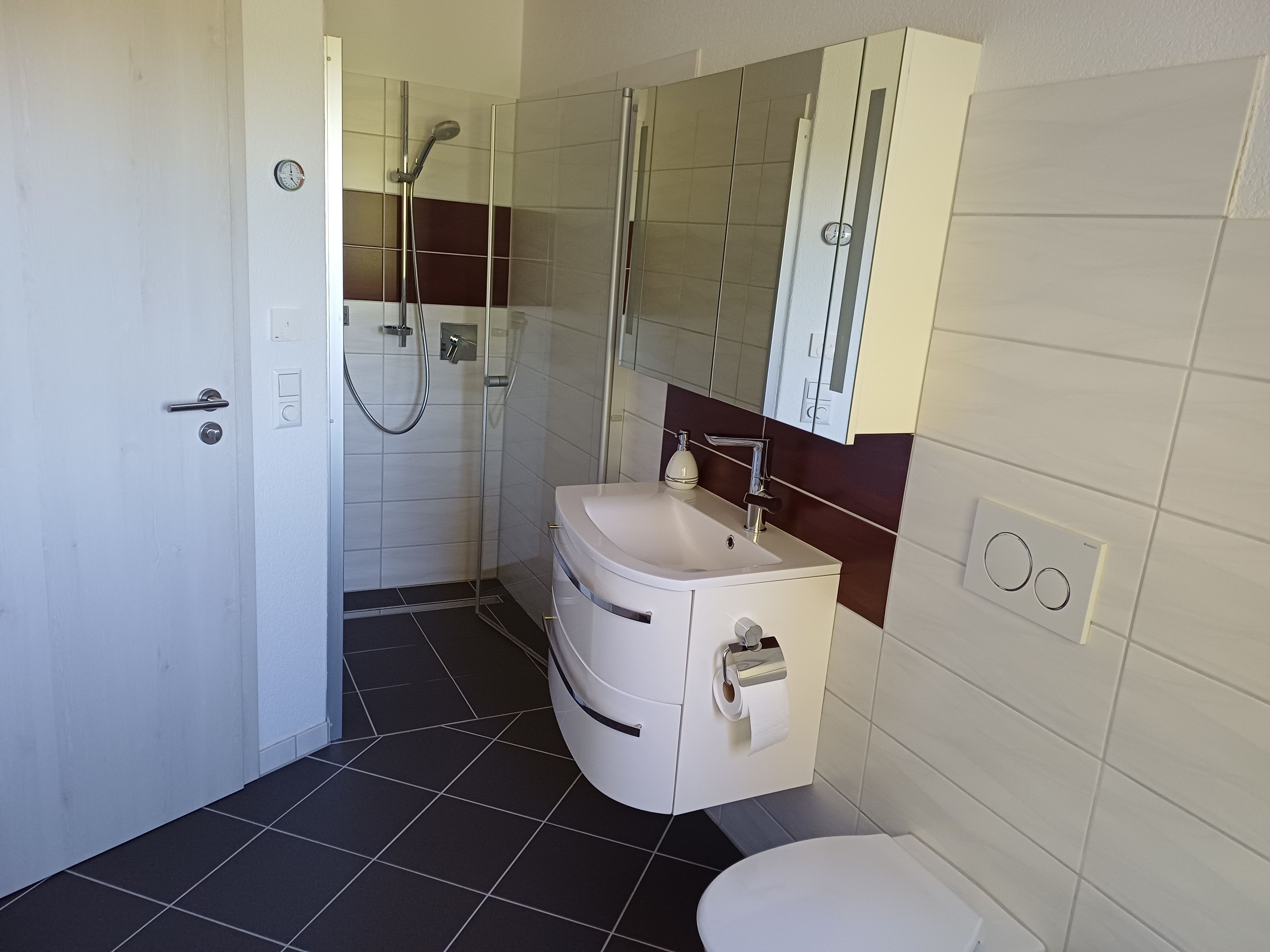 Ein Badezimmer mit Toilette, Waschbecken und Dusche.