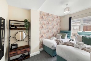 A bedroom with a bed, bedside table, and a mirror. - Stylish Brick Lane Apartment Sleeps 9 Shoreditch (Greater London)