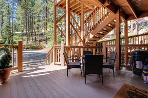 A wooden deck with outdoor seating and a view of a forested area. - Incline Village Condo Near Lake Tahoe Adventures (Incline Village)
