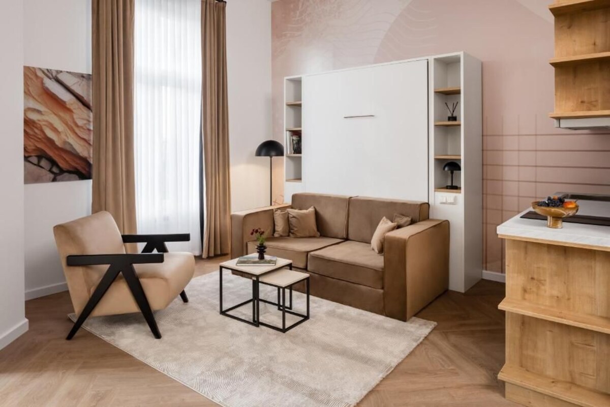 Deluxe Suite, City View | Living area