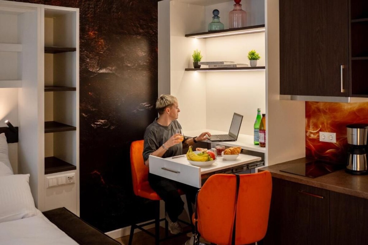 Junior Suite, City View | Meja, ruang kerja komputer riba, Wi-fi percuma 