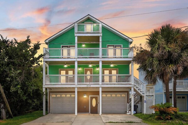 Unclassified image, 1 of 57, button - 🌊Spacious Beach Retreat: Ultimate Backyard Pool with Game Room🛝 (Carolina Beach)