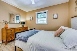 A bedroom with a bed, dresser, mirror, and two windows. - Cold Mountain Cabin W/hot Tub, Pool Table & Views (Canton)