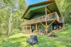 A two-story cabin with a balcony, surrounded by a forest. - Cold Mountain Cabin W/hot Tub, Pool Table & Views (Canton)