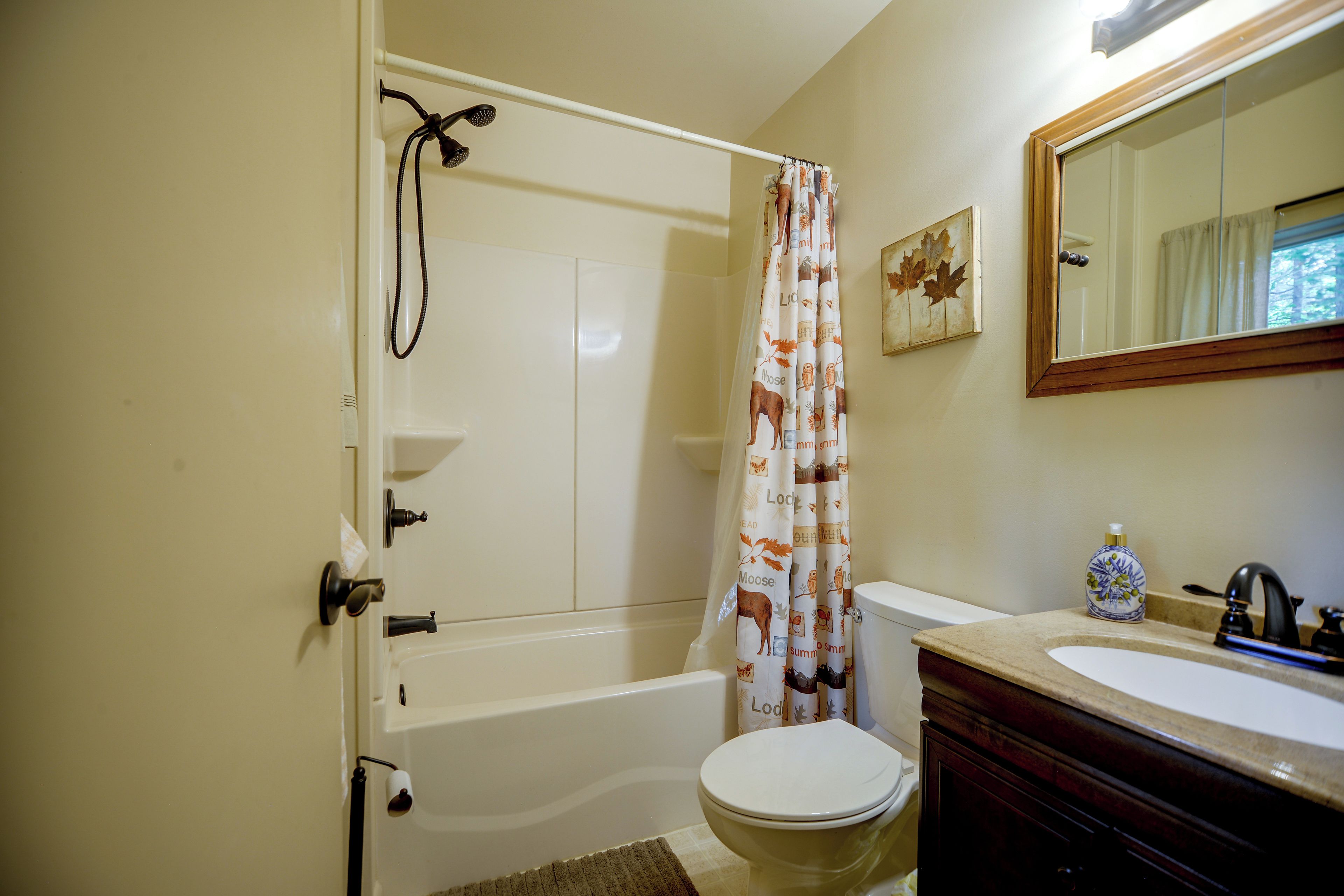 Un bagno con vasca, servizi igienici e lavandino.