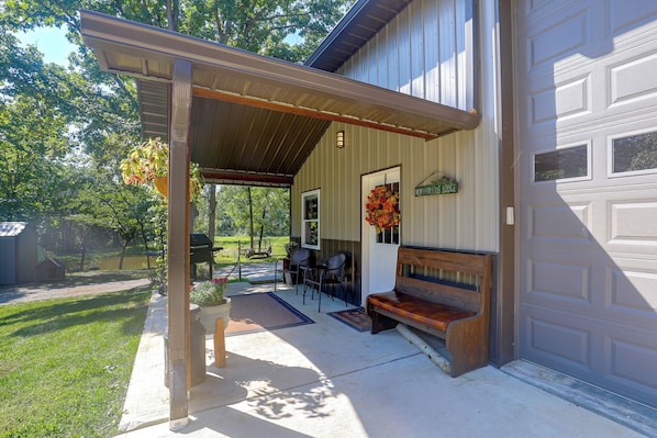 A covered outdoor area with a bench and a sign reading 'Northwood Lodge.' - Countryside Escape! Cozy Studio w/ Patio (Chillicothe)