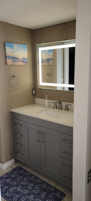 Unclassified image, 3 of 9, button - Cozy 2-bedroom condo in charming Hudson with AC and fitness room (Hudson)