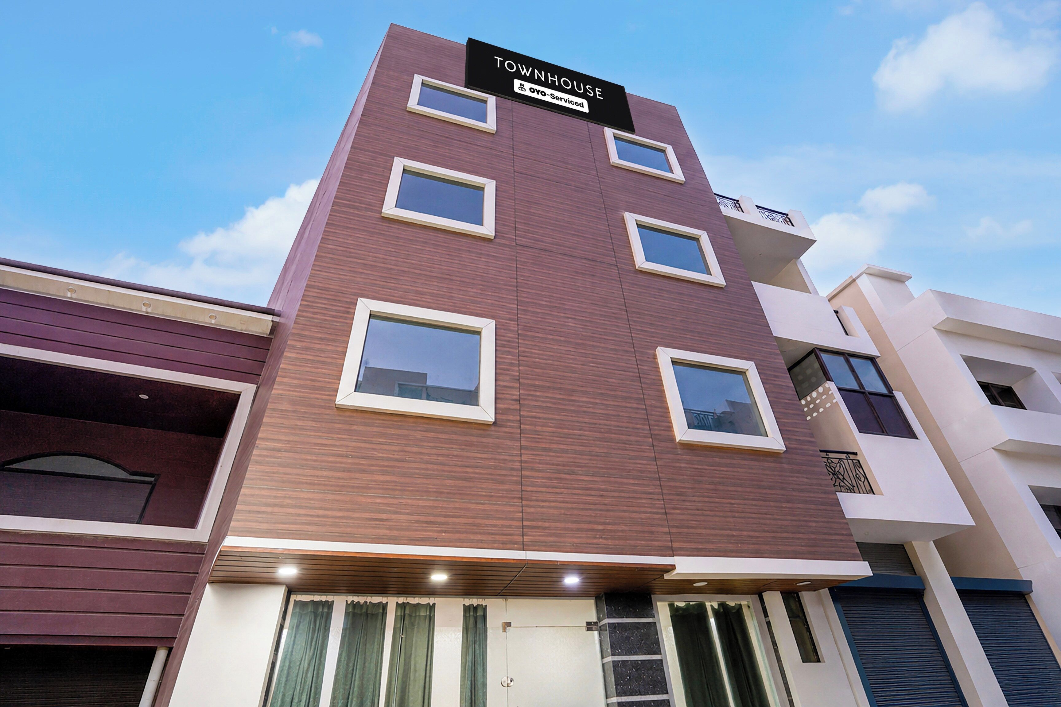 Un edificio de varios pisos con un letrero que indica que se trata de un apartamento con servicios.