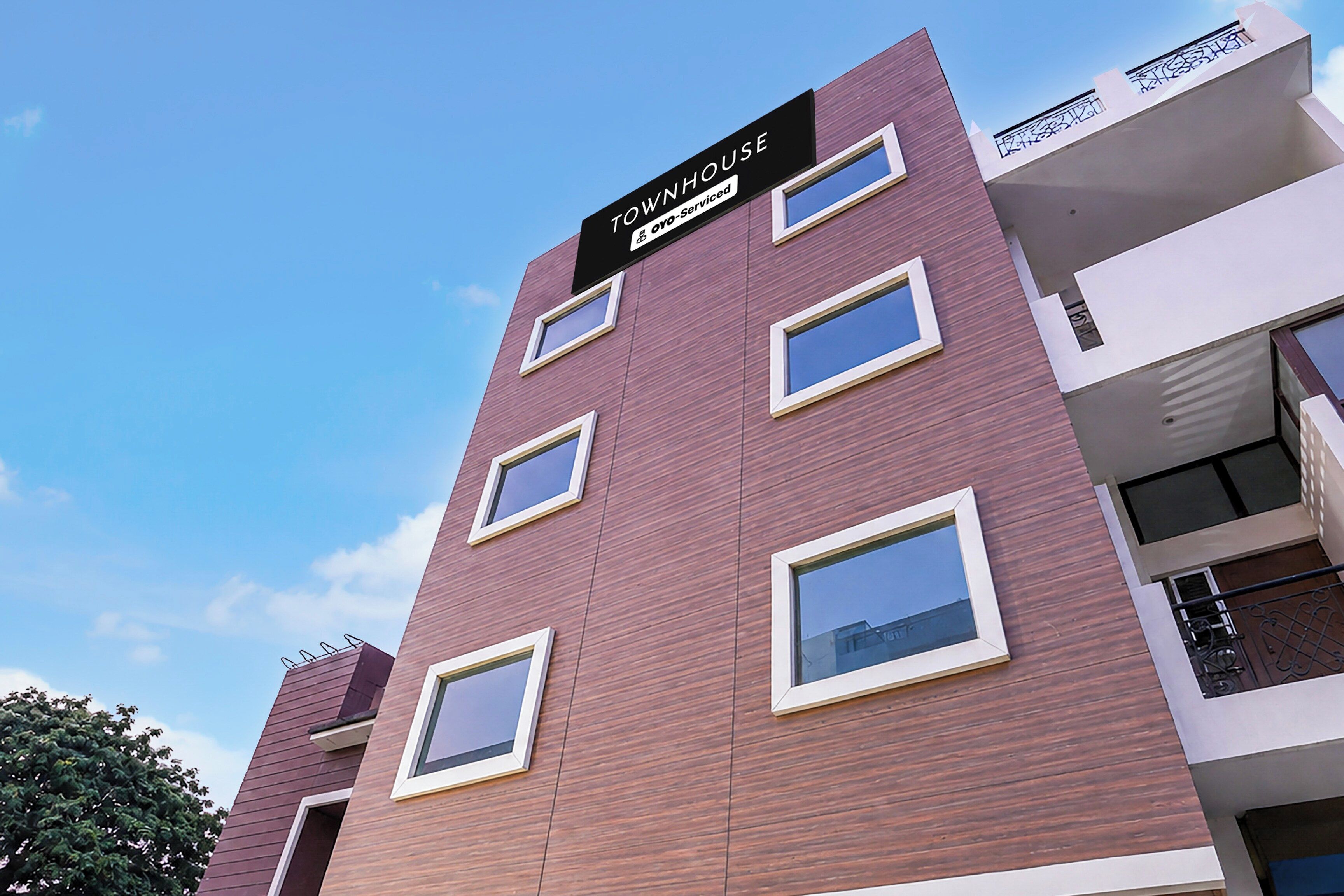 Un edificio de varios pisos con un letrero que indica que se trata de un apartamento con servicios.