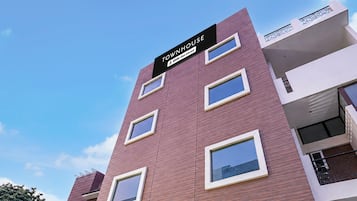 Un edificio de varios pisos con un letrero que indica que se trata de un apartamento con servicios.