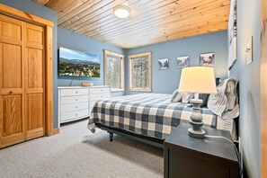 A bedroom with a bed, dresser, and a window with a view. - Stay at the Ski Hive close to Sunday River (Newy)